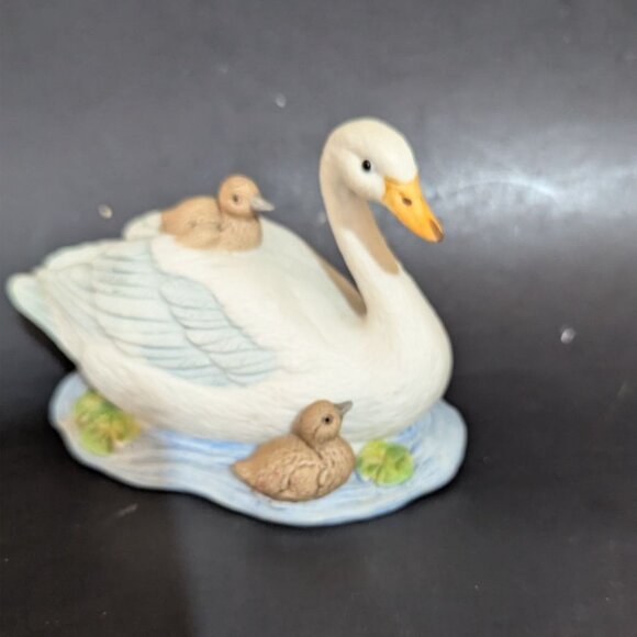 Vintage Homco Porcelain Swan Figurine With Ducklings Taiwan Collectible 1987 - Picture 3 of 9
